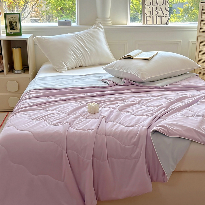 91家纺网 家纺一手货源 找家纺 百寐 2025新款A类160克88%锦纶+12%氨纶锦氨夏被纯色夏凉被空调被 紫+浅灰