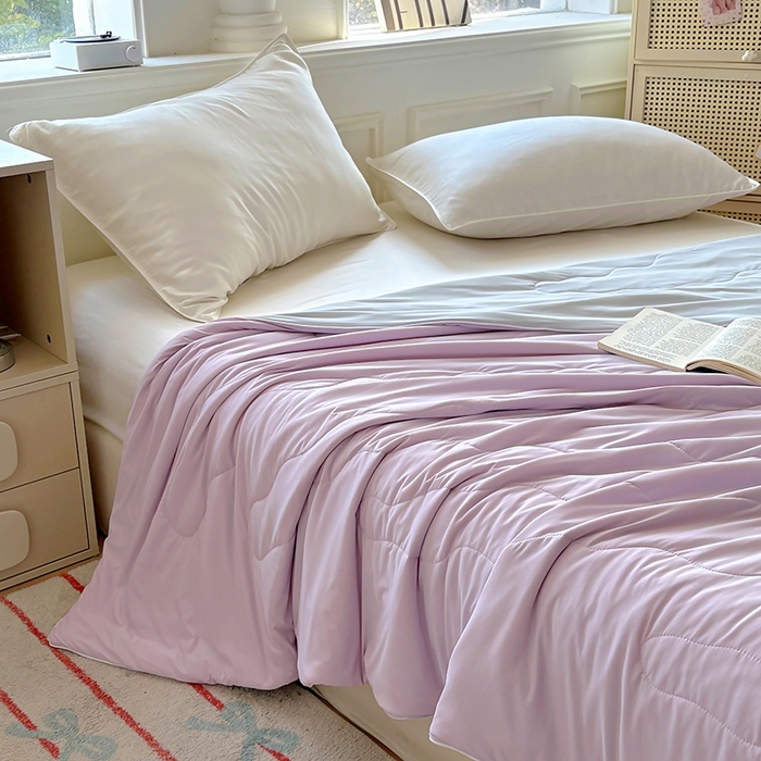 91家纺网 家纺一手货源 找家纺 百寐 2025新款A类160克88%锦纶+12%氨纶锦氨夏被纯色夏凉被空调被 紫+浅灰