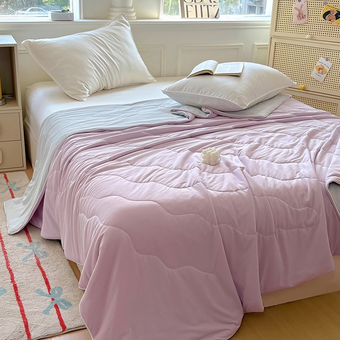 91家纺网 家纺一手货源 找家纺 百寐 2025新款A类160克88%锦纶+12%氨纶锦氨夏被纯色夏凉被空调被 紫+浅灰