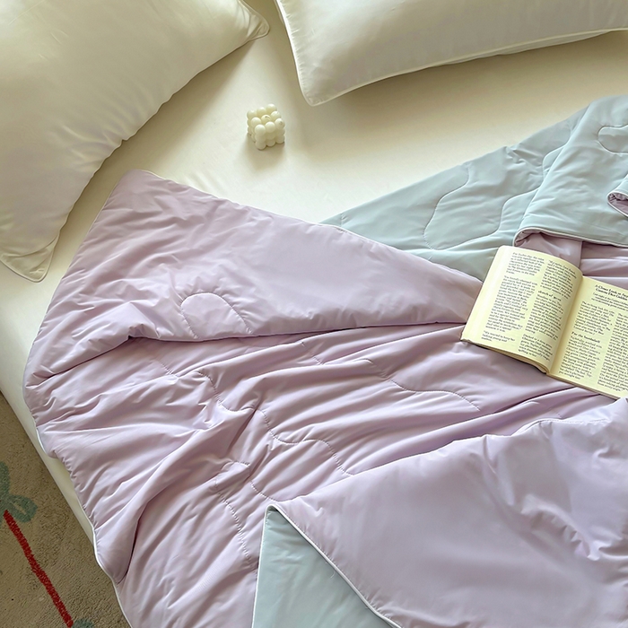 91家纺网 家纺一手货源 找家纺 百寐 2025新款A类160克88%锦纶+12%氨纶锦氨夏被纯色夏凉被空调被 紫+浅灰