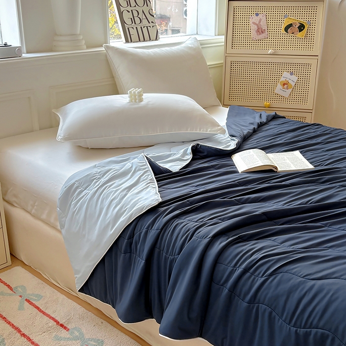 91家纺网 家纺一手货源 找家纺 百寐 2025新款A类160克88%锦纶+12%氨纶锦氨夏被纯色夏凉被空调被 亚朵兰+浅蓝