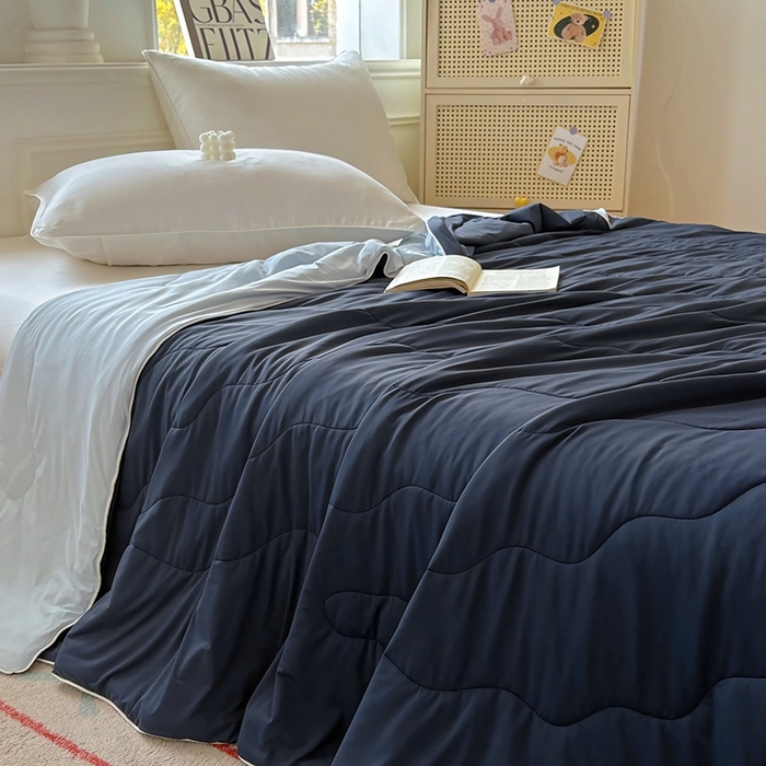 91家纺网 家纺一手货源 找家纺 百寐 2025新款A类160克88%锦纶+12%氨纶锦氨夏被纯色夏凉被空调被 亚朵兰+浅蓝