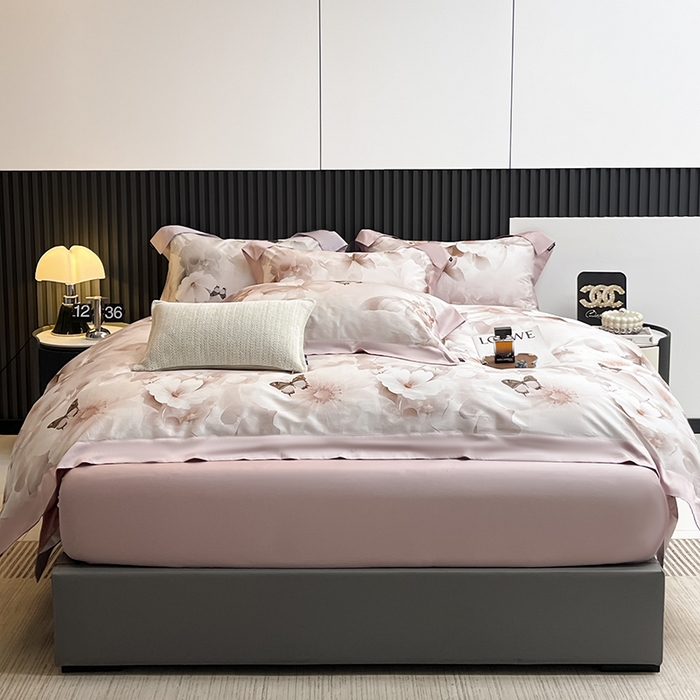 91家纺网 家纺一手货源 找家纺  2025夏季A类母婴级天丝棉印花四件套纯棉全棉高端数码印花丝滑裸睡长绒棉被套真丝床上用品 蝶织梦-粉