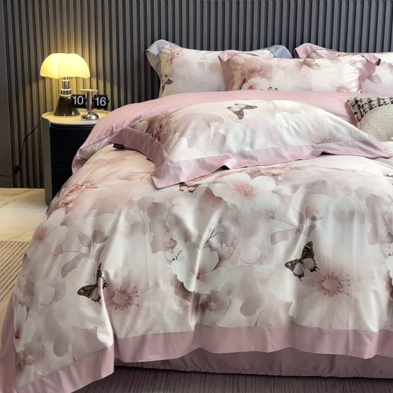 91家纺网 家纺一手货源 找家纺  2025夏季A类母婴级天丝棉印花四件套纯棉全棉高端数码印花丝滑裸睡长绒棉被套真丝床上用品 蝶织梦-粉