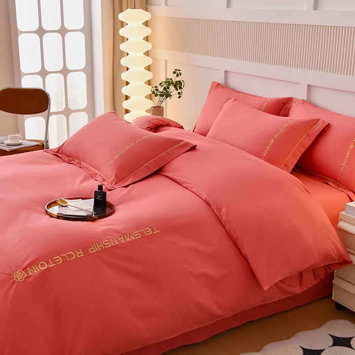 91家纺网 家纺一手货源 找家纺 宇彬家纺 2025直播热新款13374全棉母婴级压线纯色刺绣四件套全棉贡缎新疆长绒字母款轻奢 山茶-宝石红