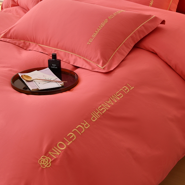 91家纺网 家纺一手货源 找家纺 宇彬家纺 2025直播热新款13374全棉母婴级压线纯色刺绣四件套全棉贡缎新疆长绒字母款轻奢 山茶-宝石红