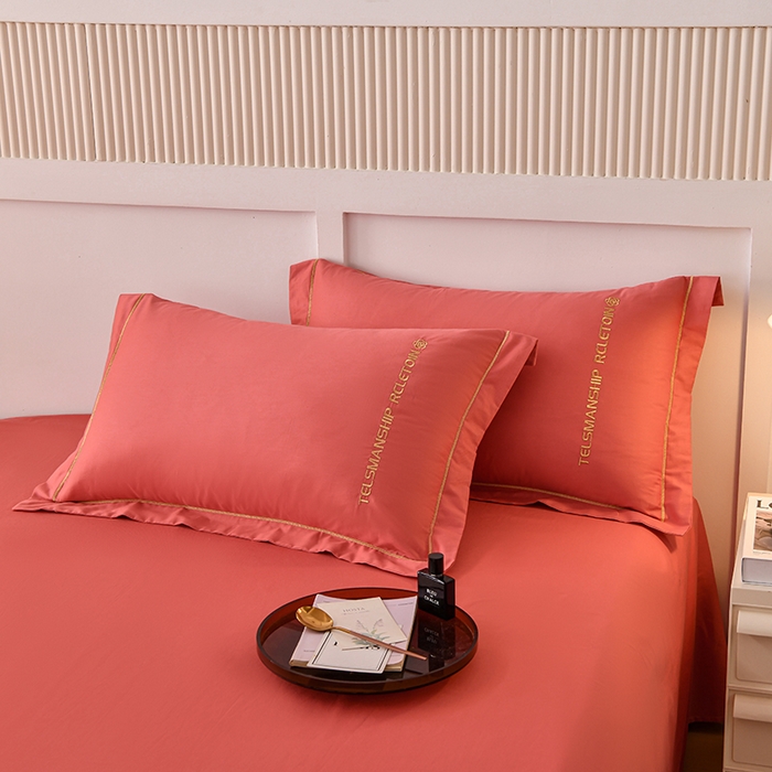 91家纺网 家纺一手货源 找家纺 宇彬家纺 2025直播热新款13374全棉母婴级压线纯色刺绣四件套全棉贡缎新疆长绒字母款轻奢 山茶-宝石红