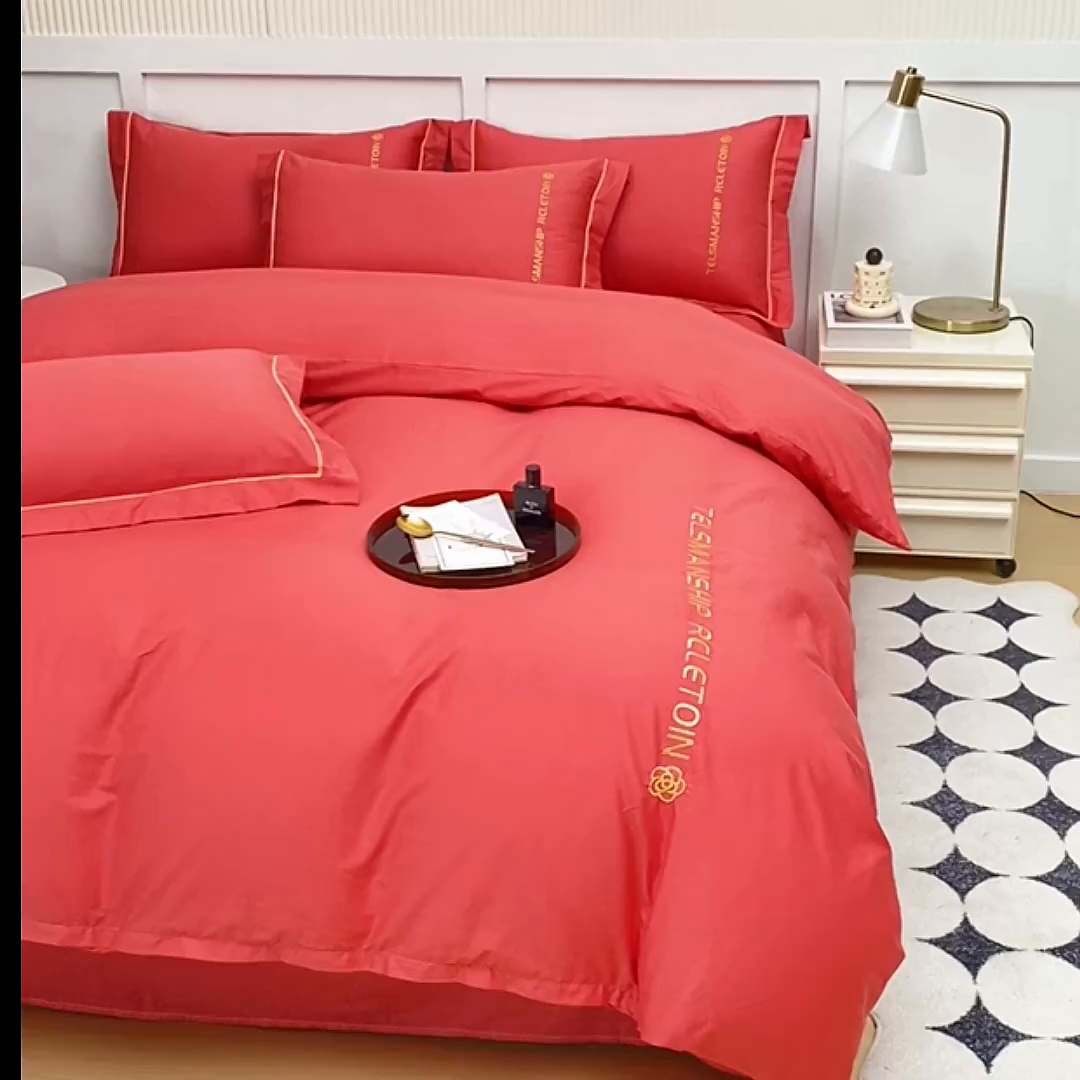 91家纺网 家纺一手货源 找家纺 宇彬家纺 2025直播热新款13374全棉母婴级压线纯色刺绣四件套全棉贡缎新疆长绒字母款轻奢 山茶-宝石红