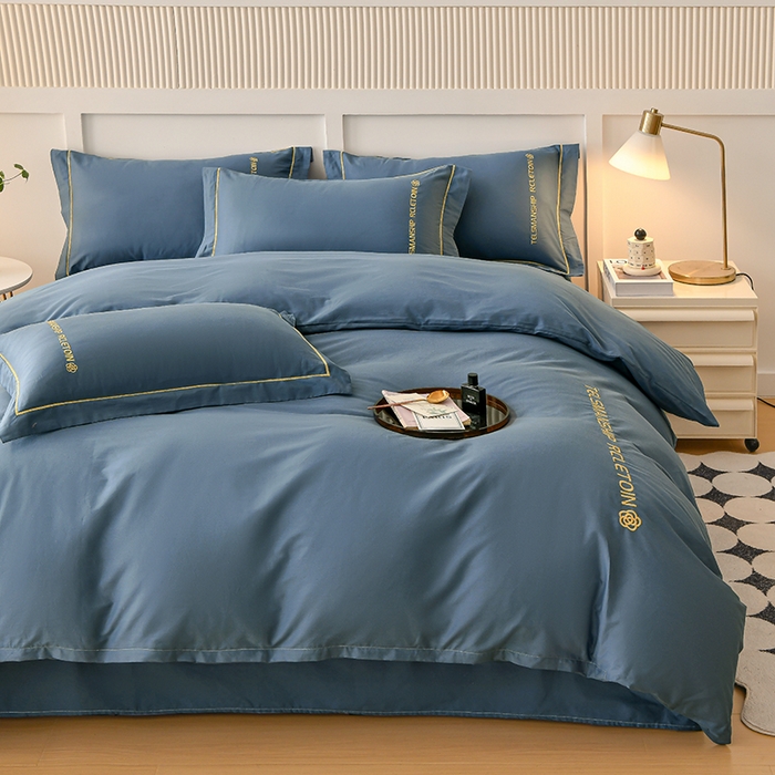 91家纺网 家纺一手货源 找家纺 宇彬家纺 2025直播热新款13374全棉母婴级压线纯色刺绣四件套全棉贡缎新疆长绒字母款轻奢 山茶-宾利蓝