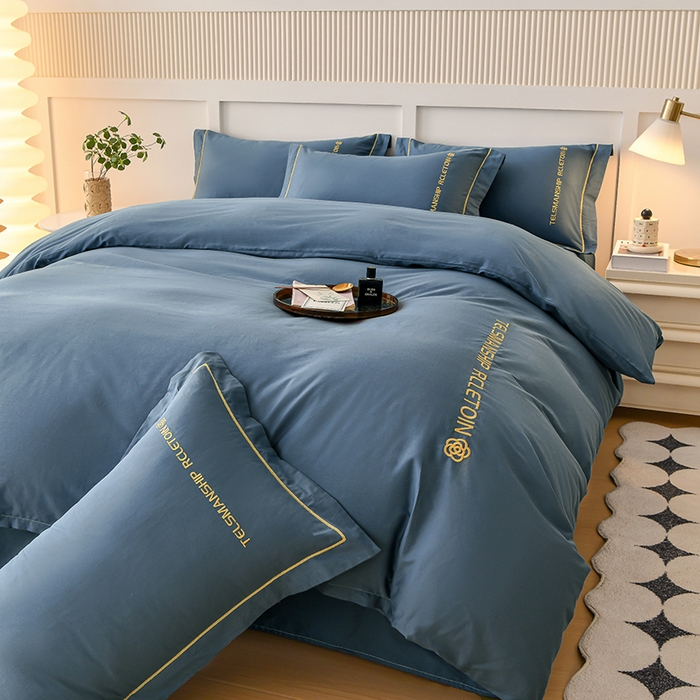 91家纺网 家纺一手货源 找家纺 宇彬家纺 2025直播热新款13374全棉母婴级压线纯色刺绣四件套全棉贡缎新疆长绒字母款轻奢 山茶-宾利蓝