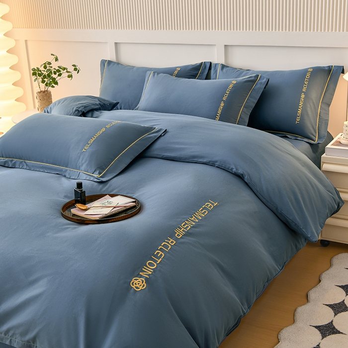 91家纺网 家纺一手货源 找家纺 宇彬家纺 2025直播热新款13374全棉母婴级压线纯色刺绣四件套全棉贡缎新疆长绒字母款轻奢 山茶-宾利蓝