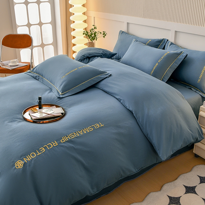 91家纺网 家纺一手货源 找家纺 宇彬家纺 2025直播热新款13374全棉母婴级压线纯色刺绣四件套全棉贡缎新疆长绒字母款轻奢 山茶-宾利蓝