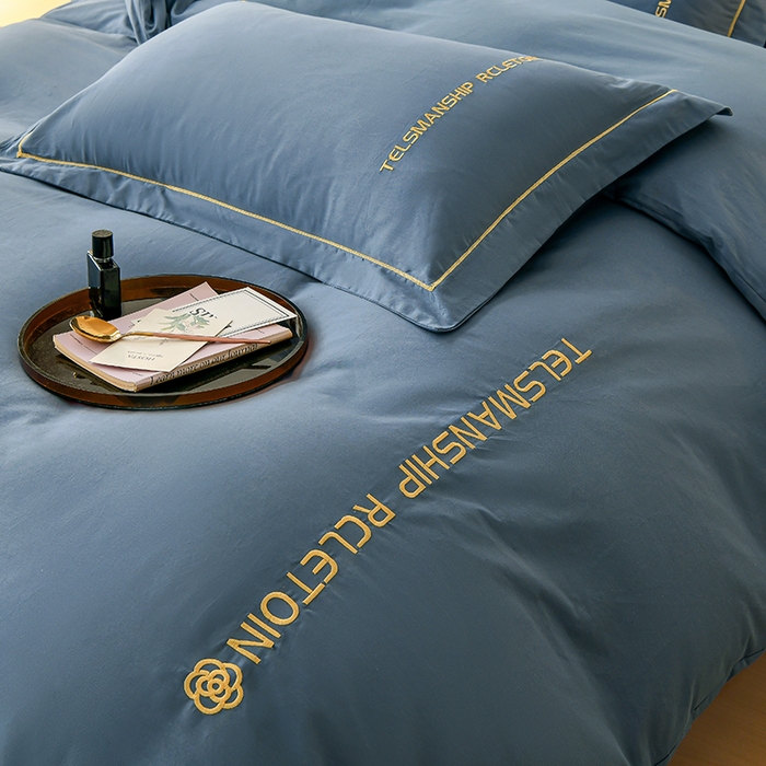 91家纺网 家纺一手货源 找家纺 宇彬家纺 2025直播热新款13374全棉母婴级压线纯色刺绣四件套全棉贡缎新疆长绒字母款轻奢 山茶-宾利蓝