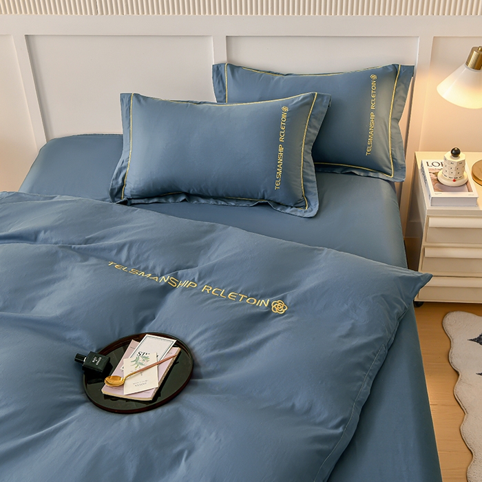 91家纺网 家纺一手货源 找家纺 宇彬家纺 2025直播热新款13374全棉母婴级压线纯色刺绣四件套全棉贡缎新疆长绒字母款轻奢 山茶-宾利蓝