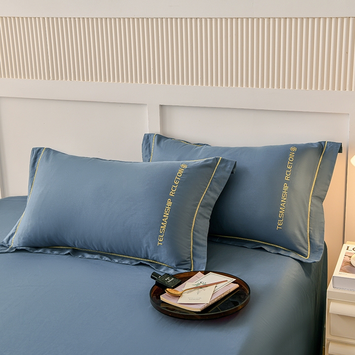 91家纺网 家纺一手货源 找家纺 宇彬家纺 2025直播热新款13374全棉母婴级压线纯色刺绣四件套全棉贡缎新疆长绒字母款轻奢 山茶-宾利蓝