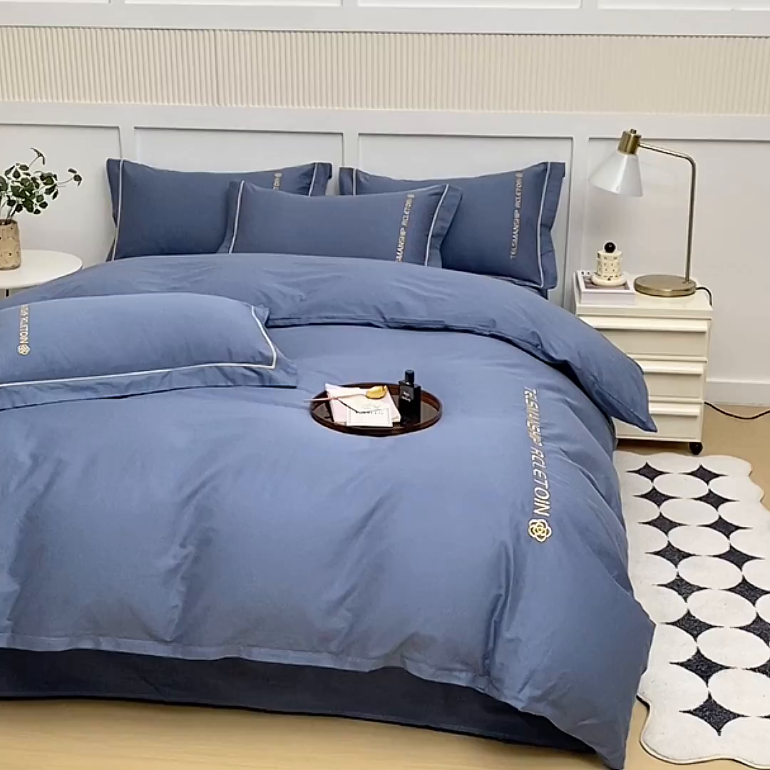 91家纺网 家纺一手货源 找家纺 宇彬家纺 2025直播热新款13374全棉母婴级压线纯色刺绣四件套全棉贡缎新疆长绒字母款轻奢 山茶-宾利蓝