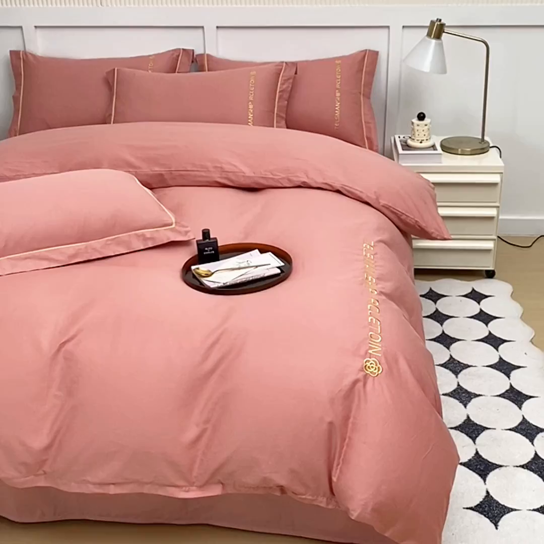 91家纺网 家纺一手货源 找家纺 宇彬家纺 2025直播热新款13374全棉母婴级压线纯色刺绣四件套全棉贡缎新疆长绒字母款轻奢 山茶-奶油粉