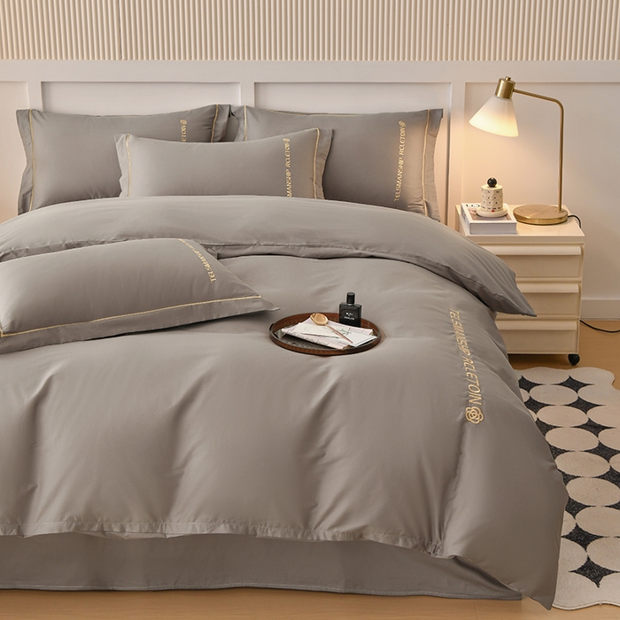 91家纺网 家纺一手货源 找家纺 宇彬家纺 2025直播热新款13374全棉母婴级压线纯色刺绣四件套全棉贡缎新疆长绒字母款轻奢 山茶-绅士灰