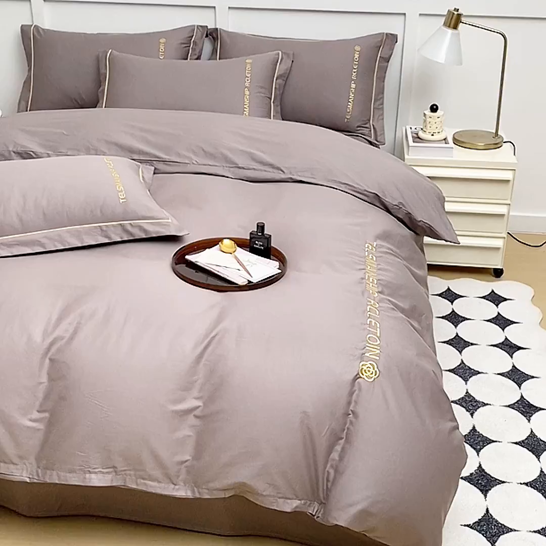 91家纺网 家纺一手货源 找家纺 宇彬家纺 2025直播热新款13374全棉母婴级压线纯色刺绣四件套全棉贡缎新疆长绒字母款轻奢 山茶-绅士灰