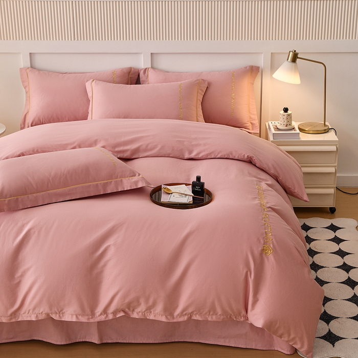 91家纺网 家纺一手货源 找家纺 宇彬家纺 2025直播热新款13374全棉母婴级压线纯色刺绣四件套全棉贡缎新疆长绒字母款轻奢 山茶-紫豆沙