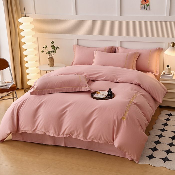 91家纺网 家纺一手货源 找家纺 宇彬家纺 2025直播热新款13374全棉母婴级压线纯色刺绣四件套全棉贡缎新疆长绒字母款轻奢 山茶-紫豆沙