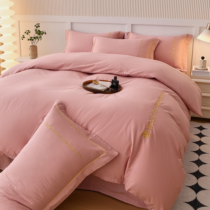 91家纺网 家纺一手货源 找家纺 宇彬家纺 2025直播热新款13374全棉母婴级压线纯色刺绣四件套全棉贡缎新疆长绒字母款轻奢 山茶-紫豆沙