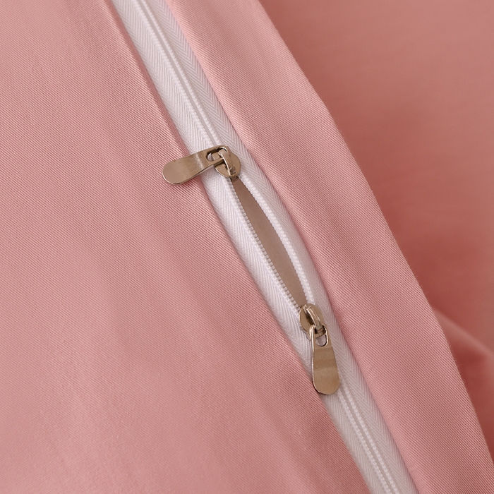 91家纺网 家纺一手货源 找家纺 宇彬家纺 2025直播热新款13374全棉母婴级压线纯色刺绣四件套全棉贡缎新疆长绒字母款轻奢 山茶-紫豆沙