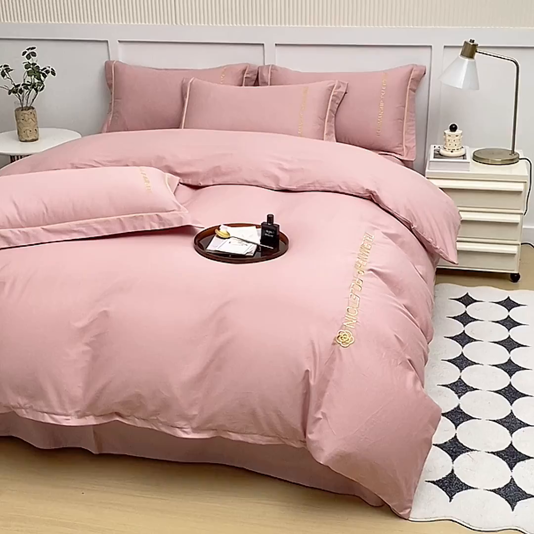 91家纺网 家纺一手货源 找家纺 宇彬家纺 2025直播热新款13374全棉母婴级压线纯色刺绣四件套全棉贡缎新疆长绒字母款轻奢 山茶-紫豆沙