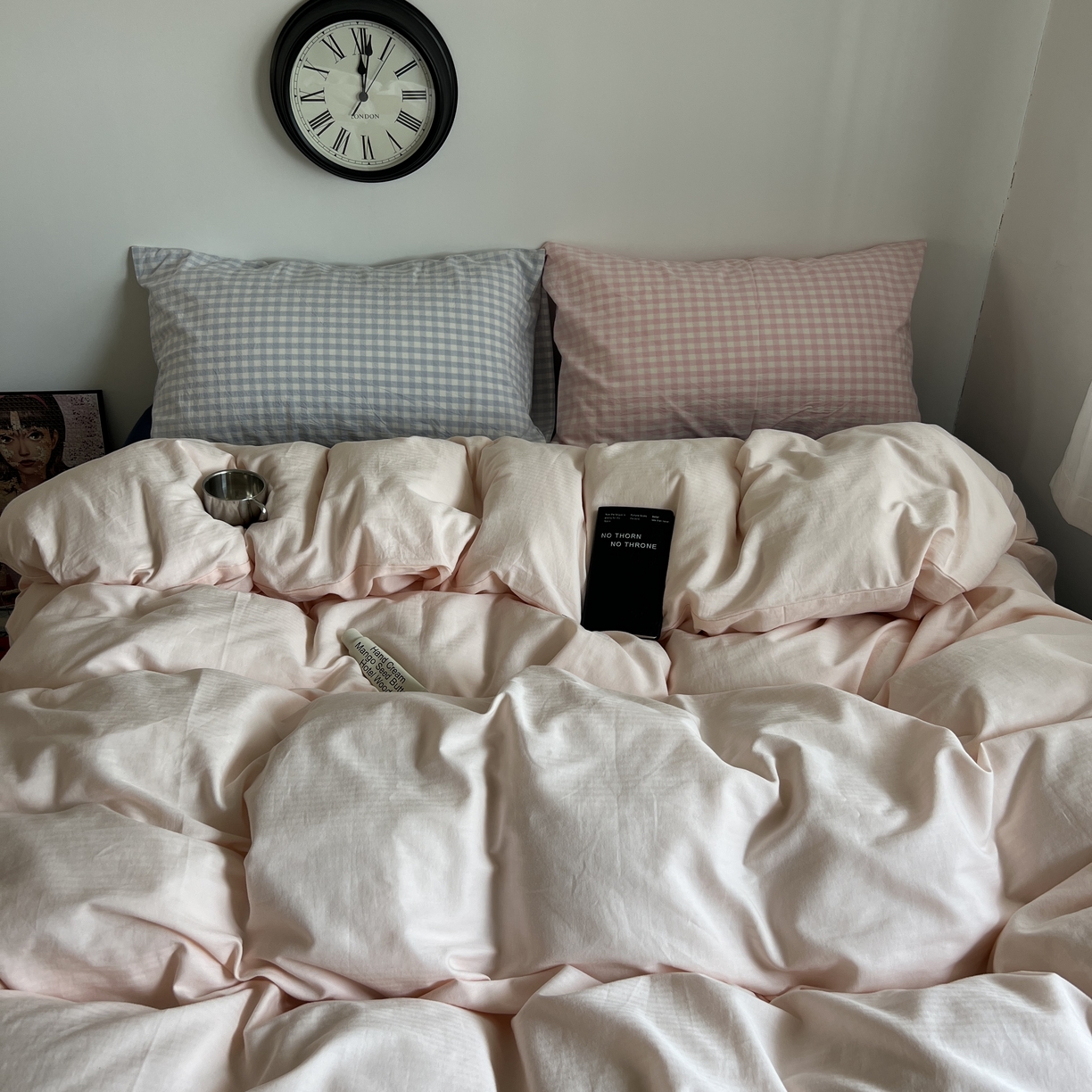 91家纺网 家纺一手货源 找家纺 蜜宿 2025新款全棉纯棉人字纹四件套-白桃卷卷 白桃卷卷（蓝小格混搭粉小格）