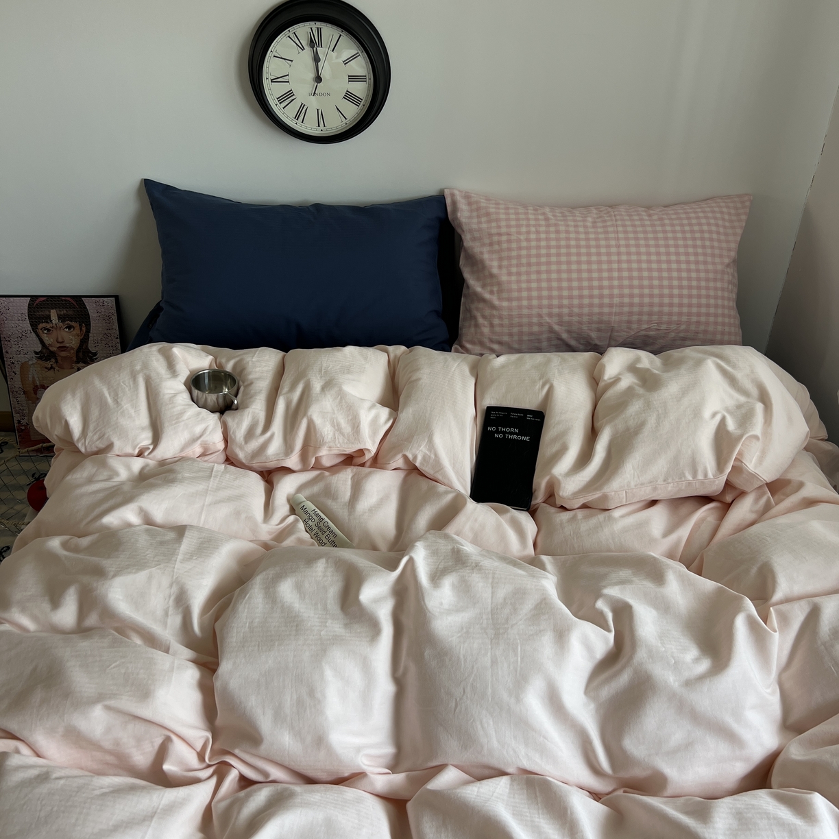 91家纺网 家纺一手货源 找家纺 蜜宿 2025新款全棉纯棉人字纹四件套-白桃卷卷 白桃卷卷（深蓝混搭粉小格）