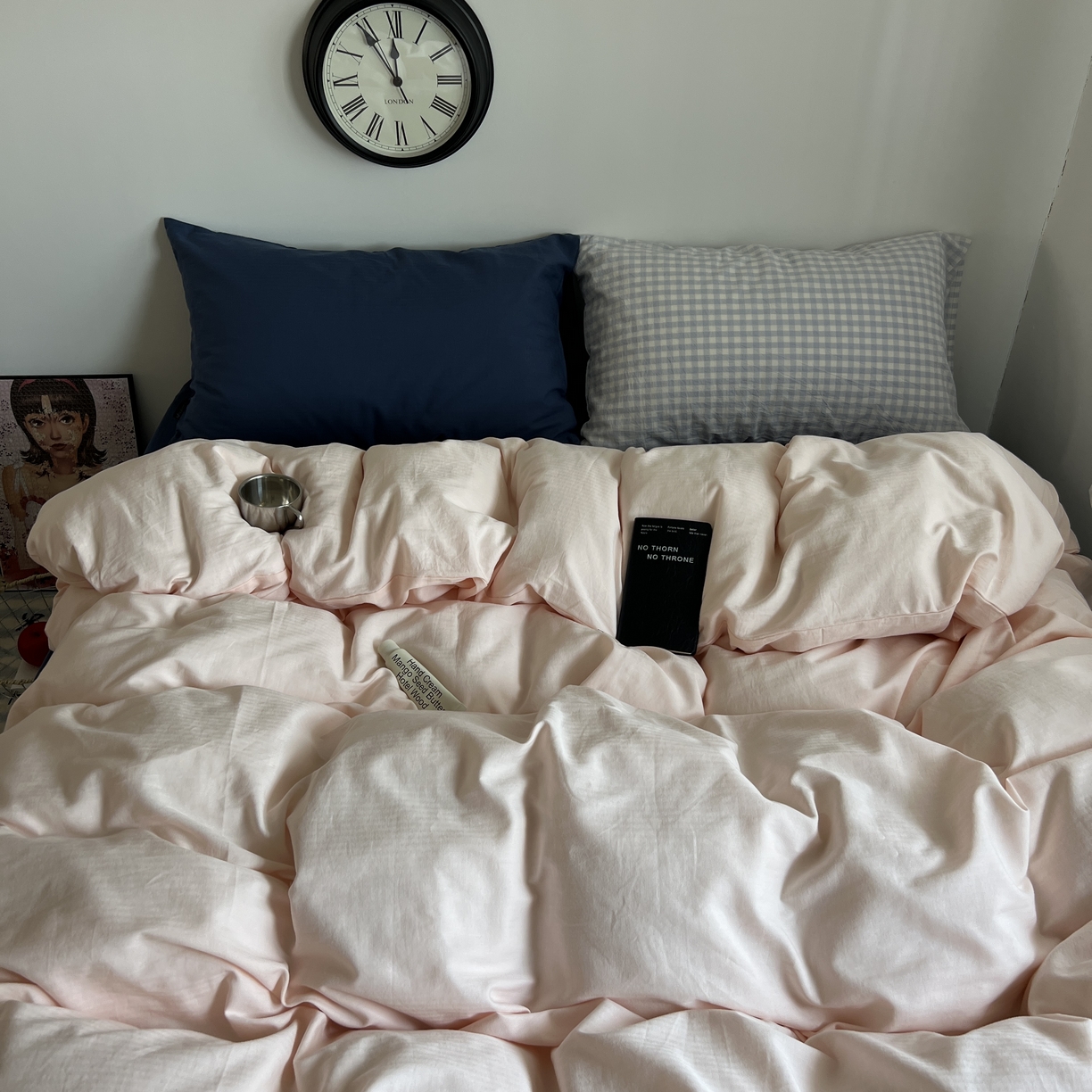 91家纺网 家纺一手货源 找家纺 蜜宿 2025新款全棉纯棉人字纹四件套-白桃卷卷 白桃卷卷（深蓝混搭蓝小格）