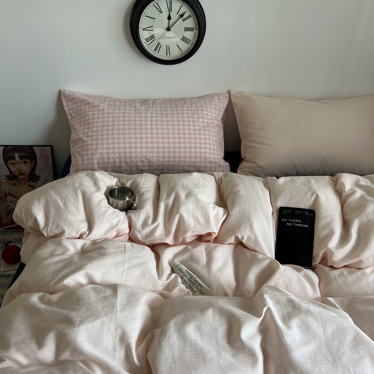 91家纺网 家纺一手货源 找家纺 蜜宿 2025新款全棉纯棉人字纹四件套-白桃卷卷 白桃卷卷（桃粉混搭粉小格）