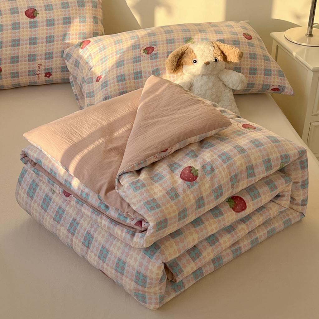 91家纺网 家纺一手货源 找家纺 韩巢家纺 2025新款A类云感双层纱夏被夏凉被空调被薄被子空调被 草莓格