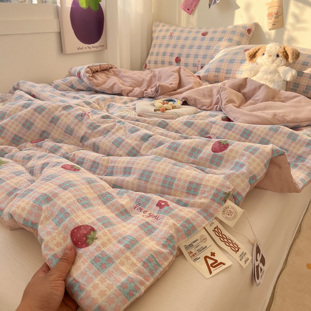 91家纺网 家纺一手货源 找家纺 韩巢家纺 2025新款A类云感双层纱夏被夏凉被空调被薄被子空调被 草莓格