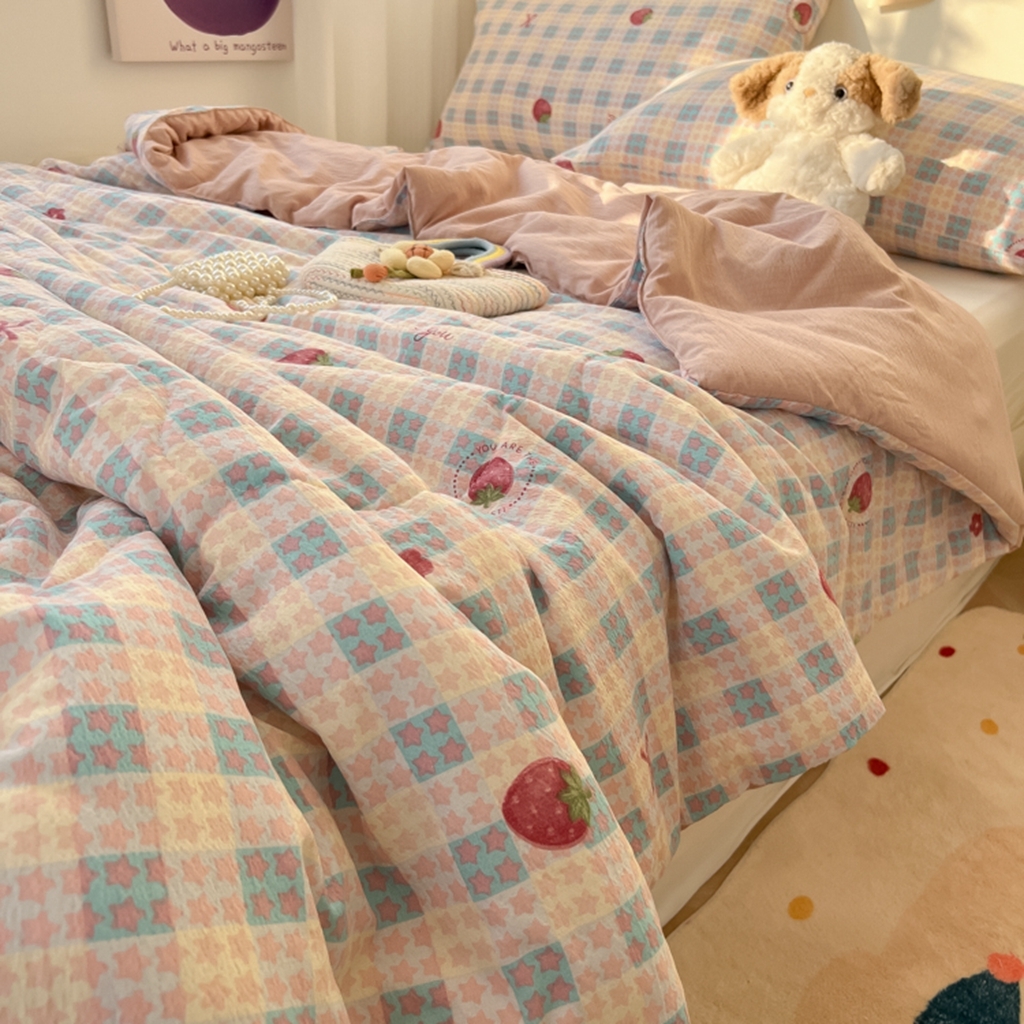 91家纺网 家纺一手货源 找家纺 韩巢家纺 2025新款A类云感双层纱夏被夏凉被空调被薄被子空调被 草莓格