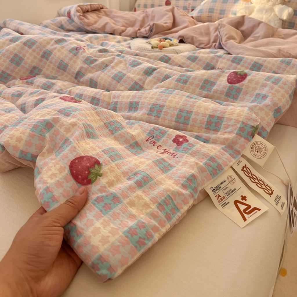 91家纺网 家纺一手货源 找家纺 韩巢家纺 2025新款A类云感双层纱夏被夏凉被空调被薄被子空调被 草莓格