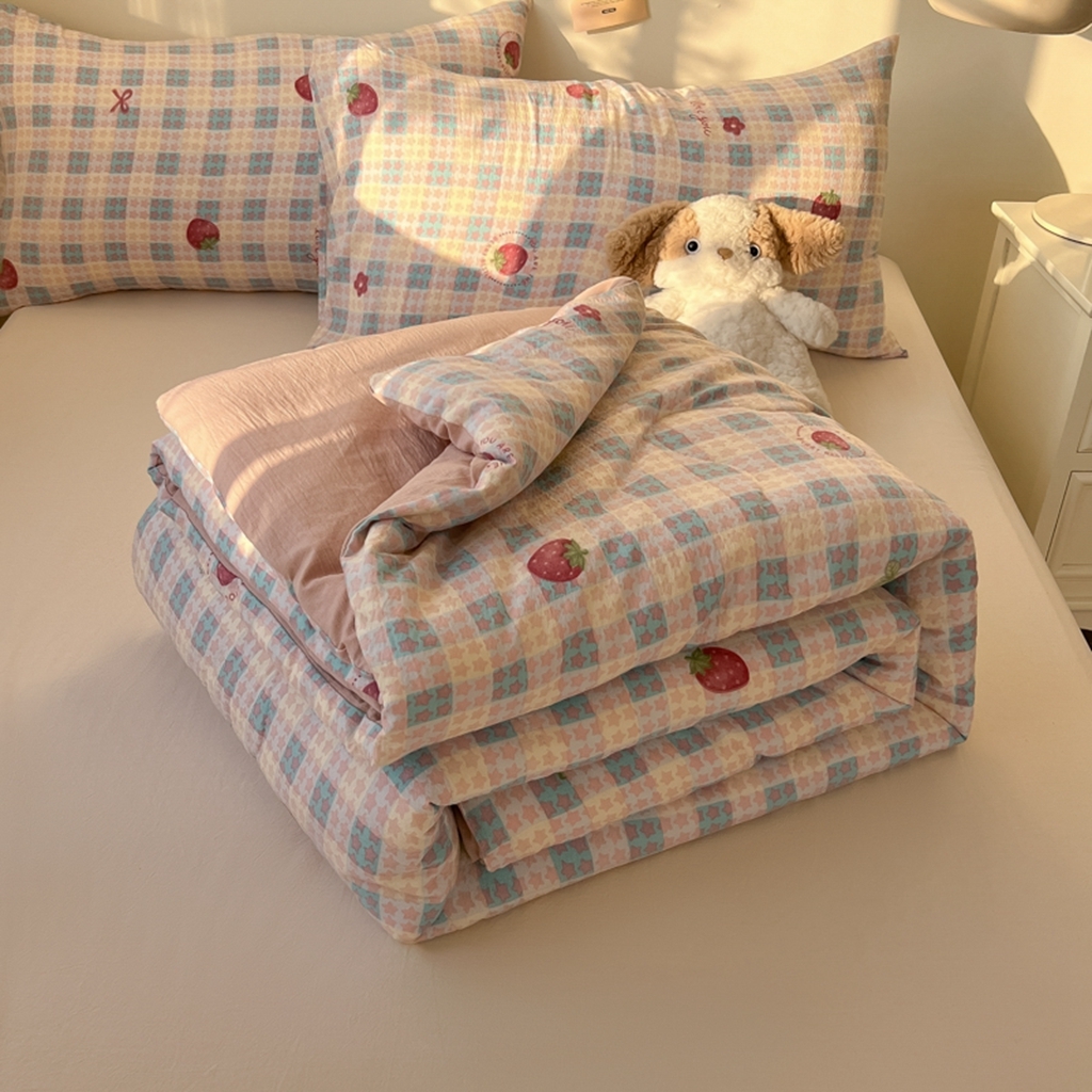 91家纺网 家纺一手货源 找家纺 韩巢家纺 2025新款A类云感双层纱夏被夏凉被空调被薄被子空调被 草莓格