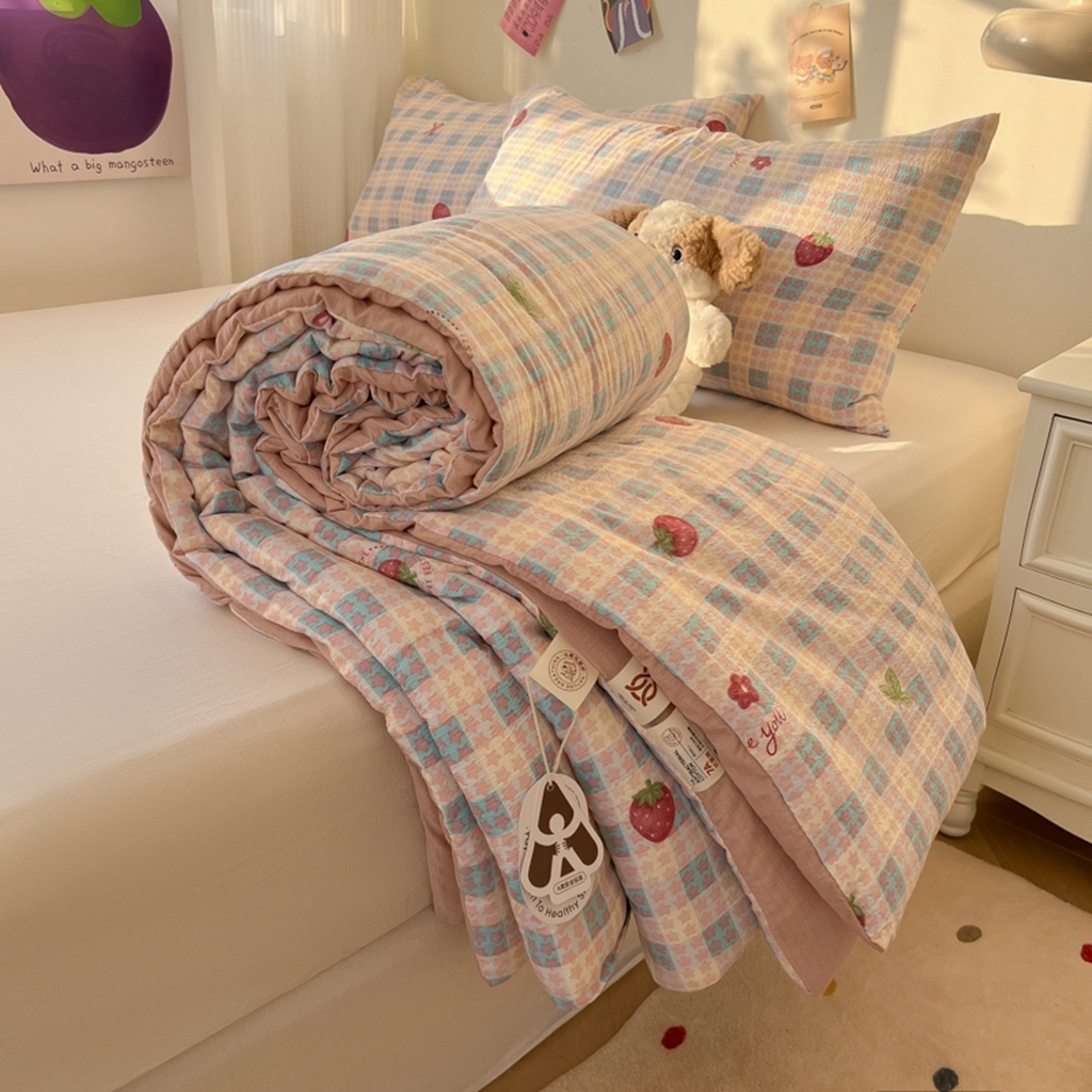 91家纺网 家纺一手货源 找家纺 韩巢家纺 2025新款A类云感双层纱夏被夏凉被空调被薄被子空调被 草莓格