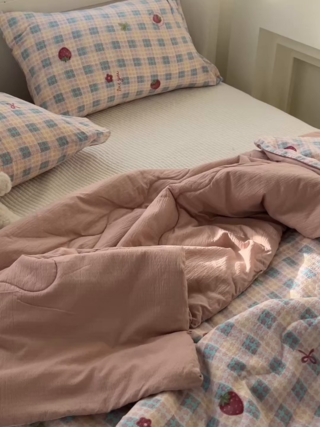 91家纺网 家纺一手货源 找家纺 韩巢家纺 2025新款A类云感双层纱夏被夏凉被空调被薄被子空调被 草莓格