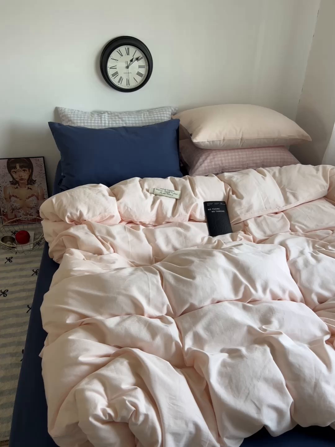 91家纺网 家纺一手货源 找家纺 蜜宿 2025新款全棉纯棉人字纹四件套-白桃卷卷 白桃卷卷（桃粉混搭蓝小格）