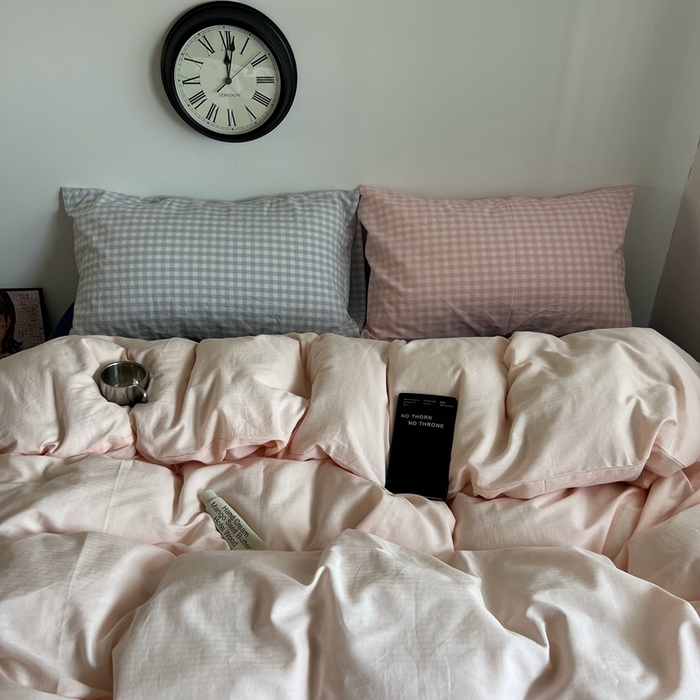 91家纺网 家纺一手货源 找家纺 蜜宿 2025新款全棉纯棉人字纹四件套-白桃卷卷 白桃卷卷（蓝小格混搭粉小格）