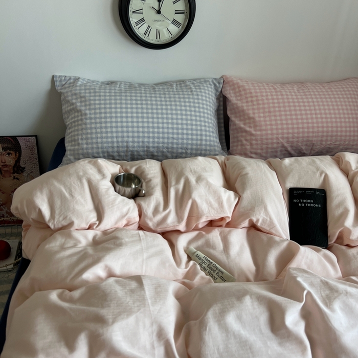 91家纺网 家纺一手货源 找家纺 蜜宿 2025新款全棉纯棉人字纹四件套-白桃卷卷 白桃卷卷（蓝小格混搭粉小格）