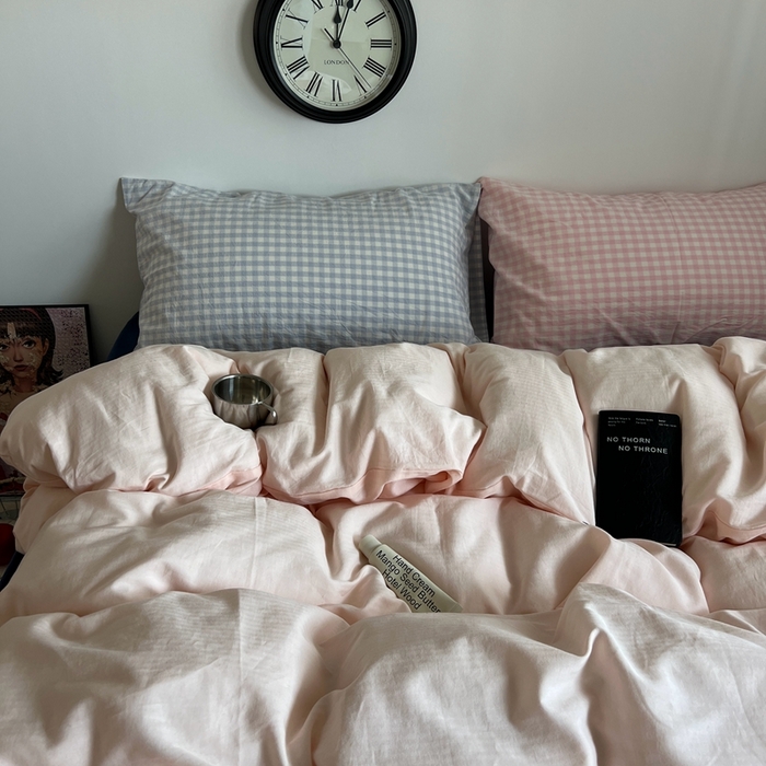 91家纺网 家纺一手货源 找家纺 蜜宿 2025新款全棉纯棉人字纹四件套-白桃卷卷 白桃卷卷（蓝小格混搭粉小格）