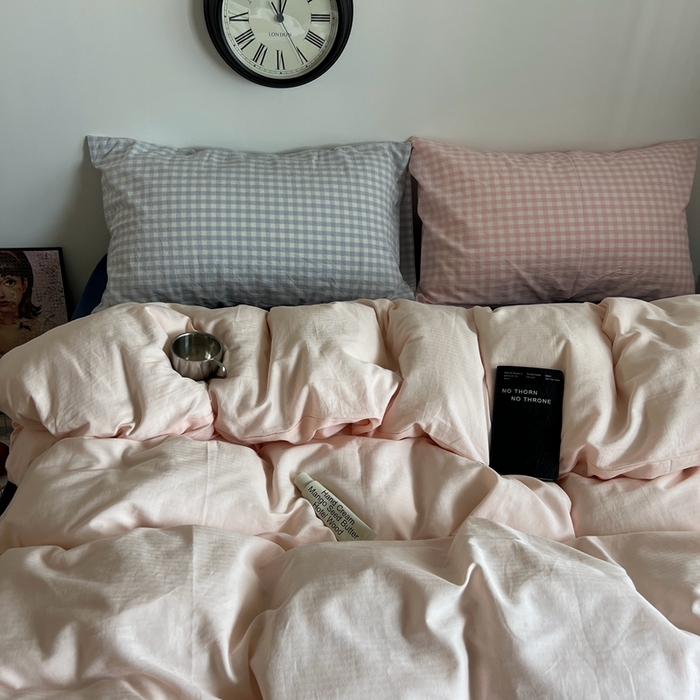 91家纺网 家纺一手货源 找家纺 蜜宿 2025新款全棉纯棉人字纹四件套-白桃卷卷 白桃卷卷（蓝小格混搭粉小格）