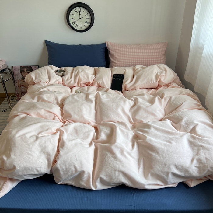 91家纺网 家纺一手货源 找家纺 蜜宿 2025新款全棉纯棉人字纹四件套-白桃卷卷 白桃卷卷（深蓝混搭粉小格）