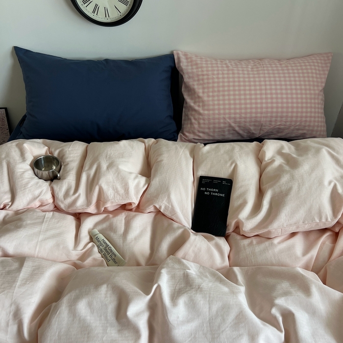 91家纺网 家纺一手货源 找家纺 蜜宿 2025新款全棉纯棉人字纹四件套-白桃卷卷 白桃卷卷（深蓝混搭粉小格）