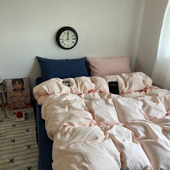 91家纺网 家纺一手货源 找家纺 蜜宿 2025新款全棉纯棉人字纹四件套-白桃卷卷 白桃卷卷（深蓝混搭粉小格）