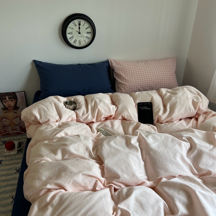 91家纺网 家纺一手货源 找家纺 蜜宿 2025新款全棉纯棉人字纹四件套-白桃卷卷 白桃卷卷（深蓝混搭粉小格）