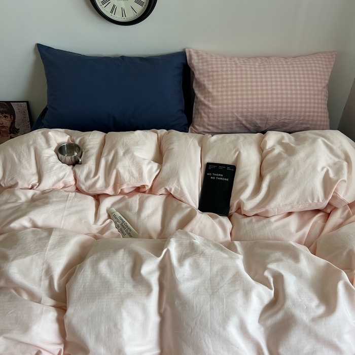 91家纺网 家纺一手货源 找家纺 蜜宿 2025新款全棉纯棉人字纹四件套-白桃卷卷 白桃卷卷（深蓝混搭粉小格）