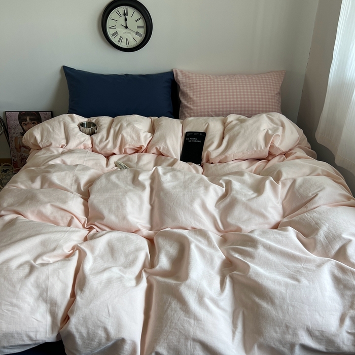 91家纺网 家纺一手货源 找家纺 蜜宿 2025新款全棉纯棉人字纹四件套-白桃卷卷 白桃卷卷（深蓝混搭粉小格）